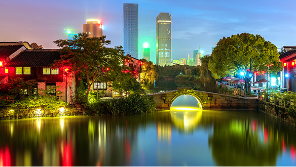 景觀(guān)燈這樣在戶(hù)外夜景亮化工程中應(yīng)用才能凸顯高級(jí)感